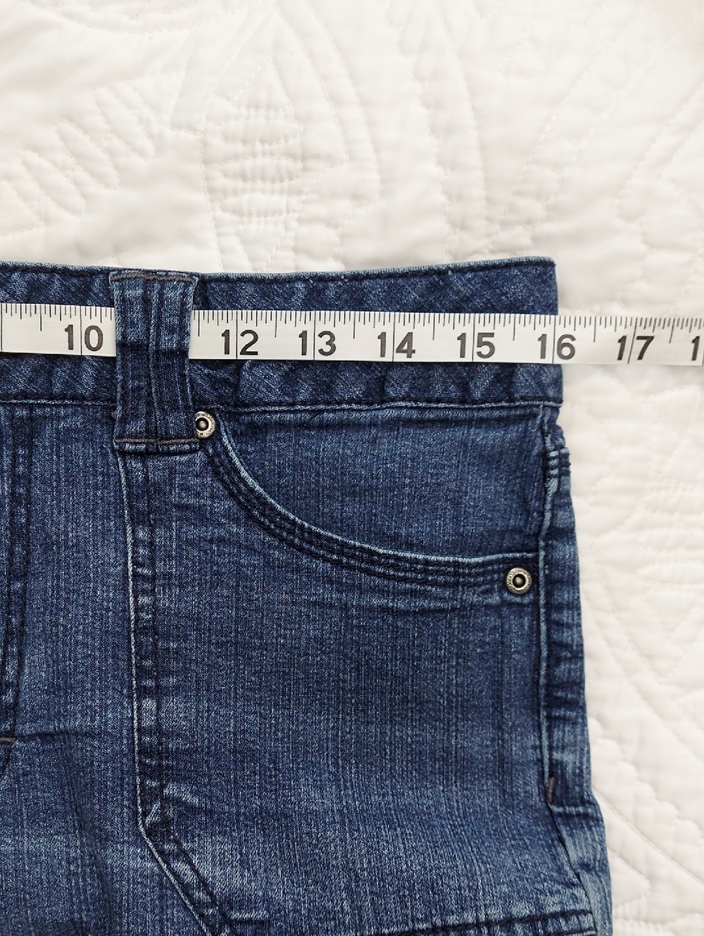 St. John's Bay Women's Comfy Stretch Medium Blue Jean Shorts, Pockets, Size 10 - Picture 6 of 7